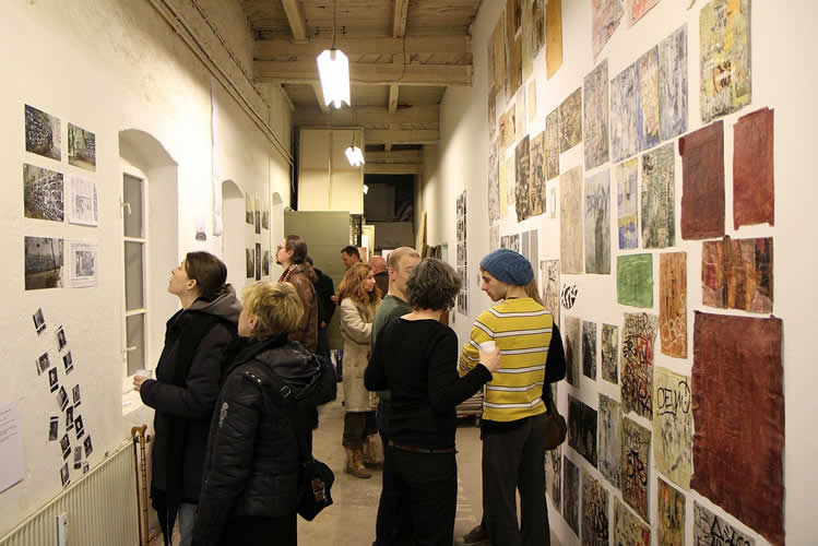 Gste auf der Ausstellungserffnung 2011