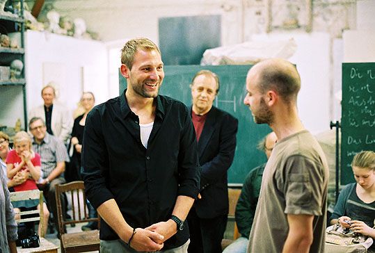 Simon Nelke mit Kommilitonen und Lehrern an der Freien Kunstschule Hamburg