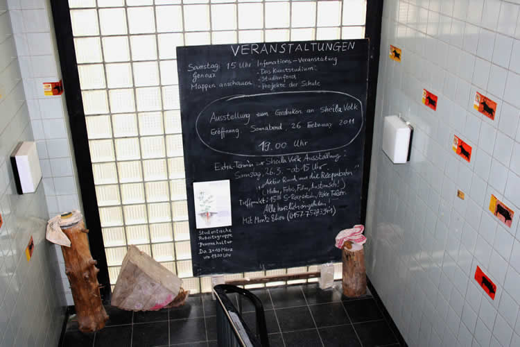 Aufstellung zur Ausstellung zum Gedchtnis von Sheila Volk