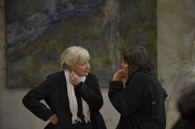 Ute Puckhaber auf ihrer Abschlussausstellung nach dem Kunststudium an der Freien Kunstschule Hamburg - FIU